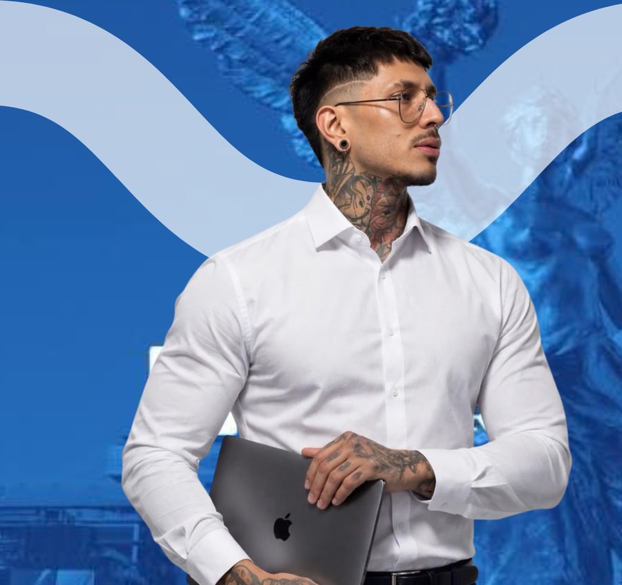 Carlos con camisa blanca y laptop